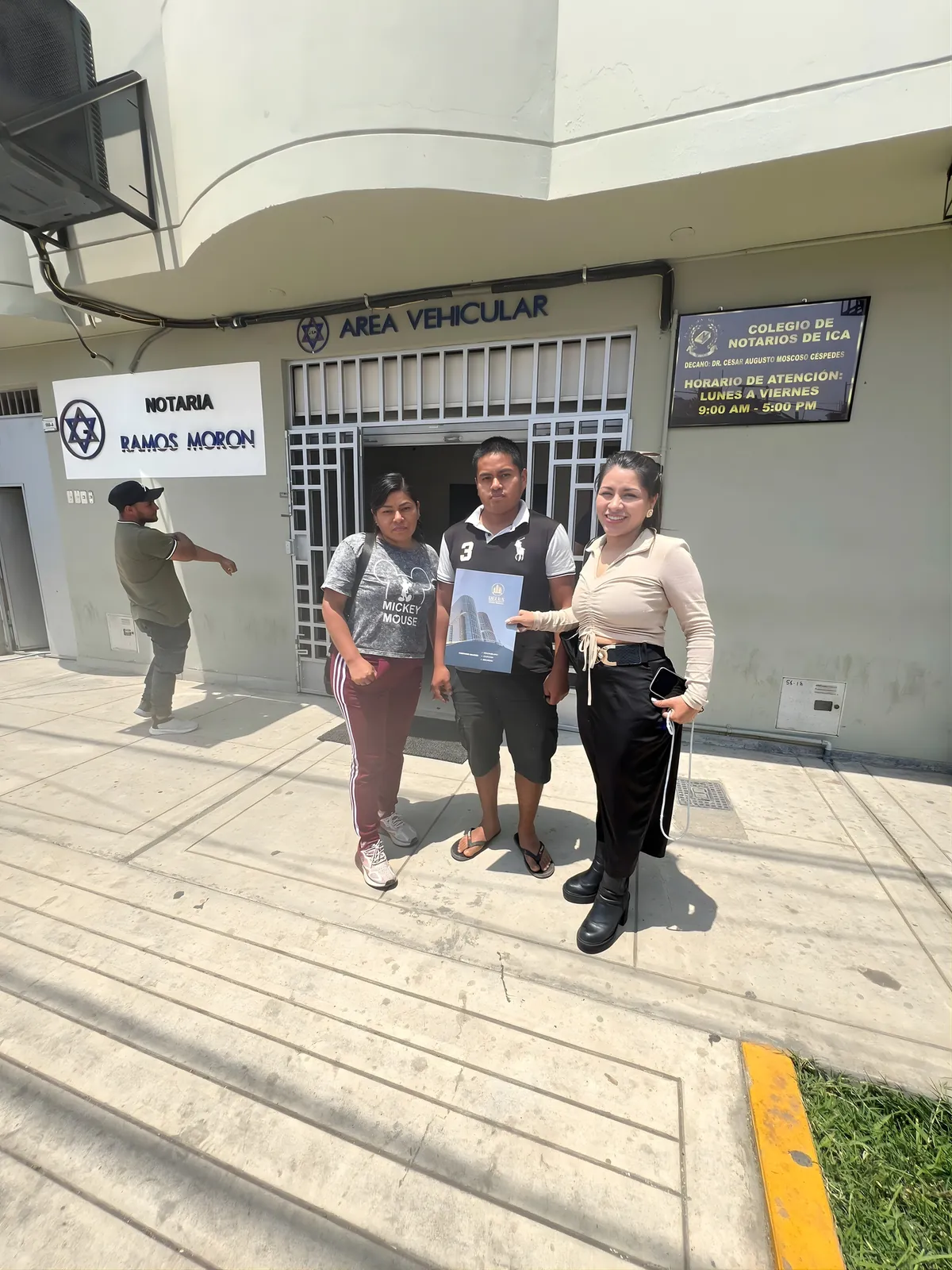 Cliente firmando contrato DELUX en oficina