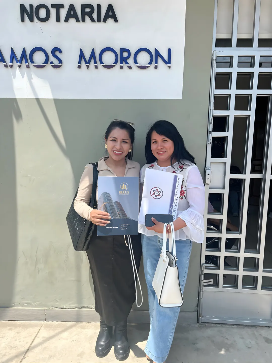 Compradora con carpeta DELUX en mano
