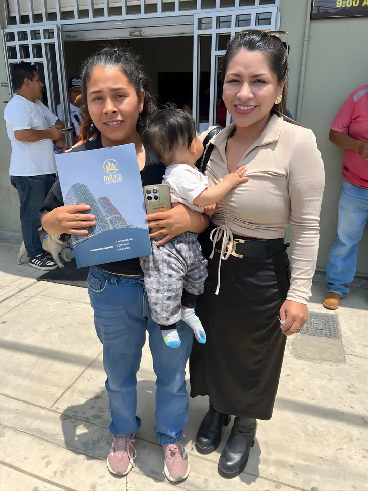 Familia de compradores con su contrato de El Lucero de Chincha