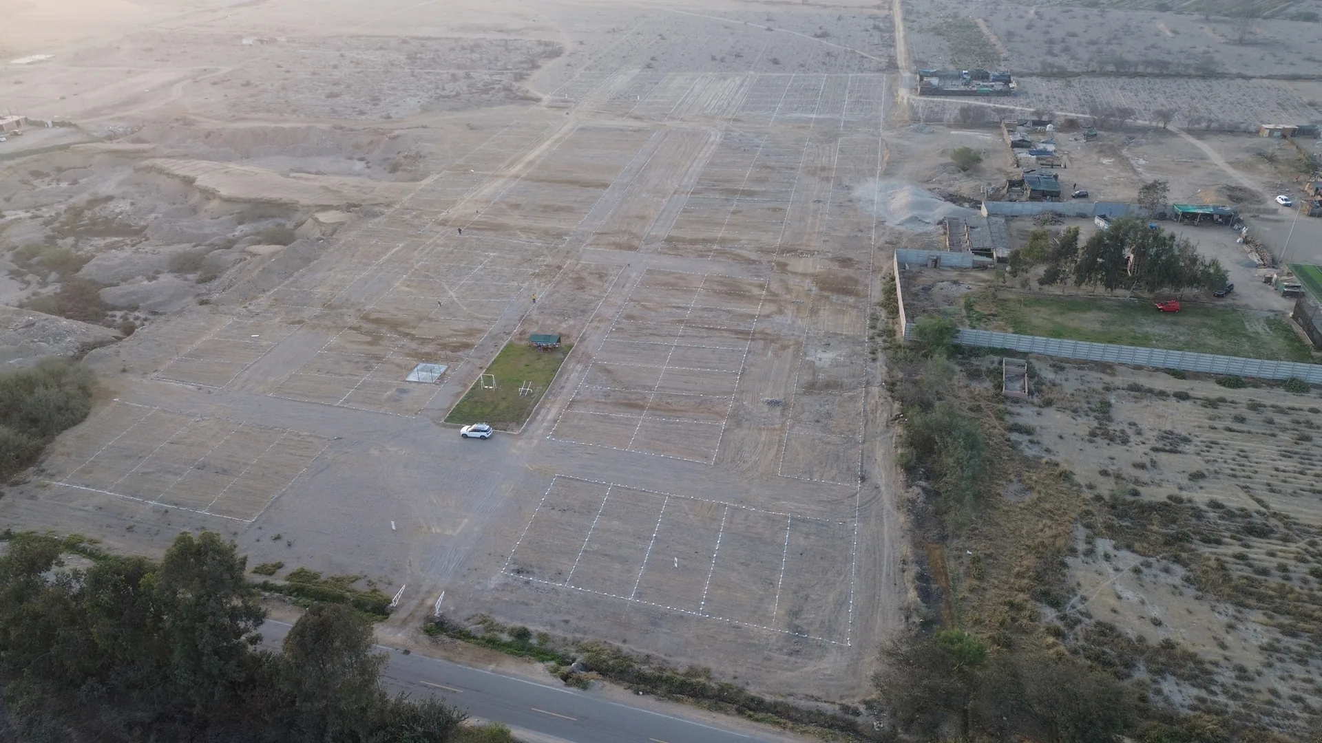 Vista aérea del terreno de El Lucero de Chincha, lotización marcada sobre la Carretera Huancavelica