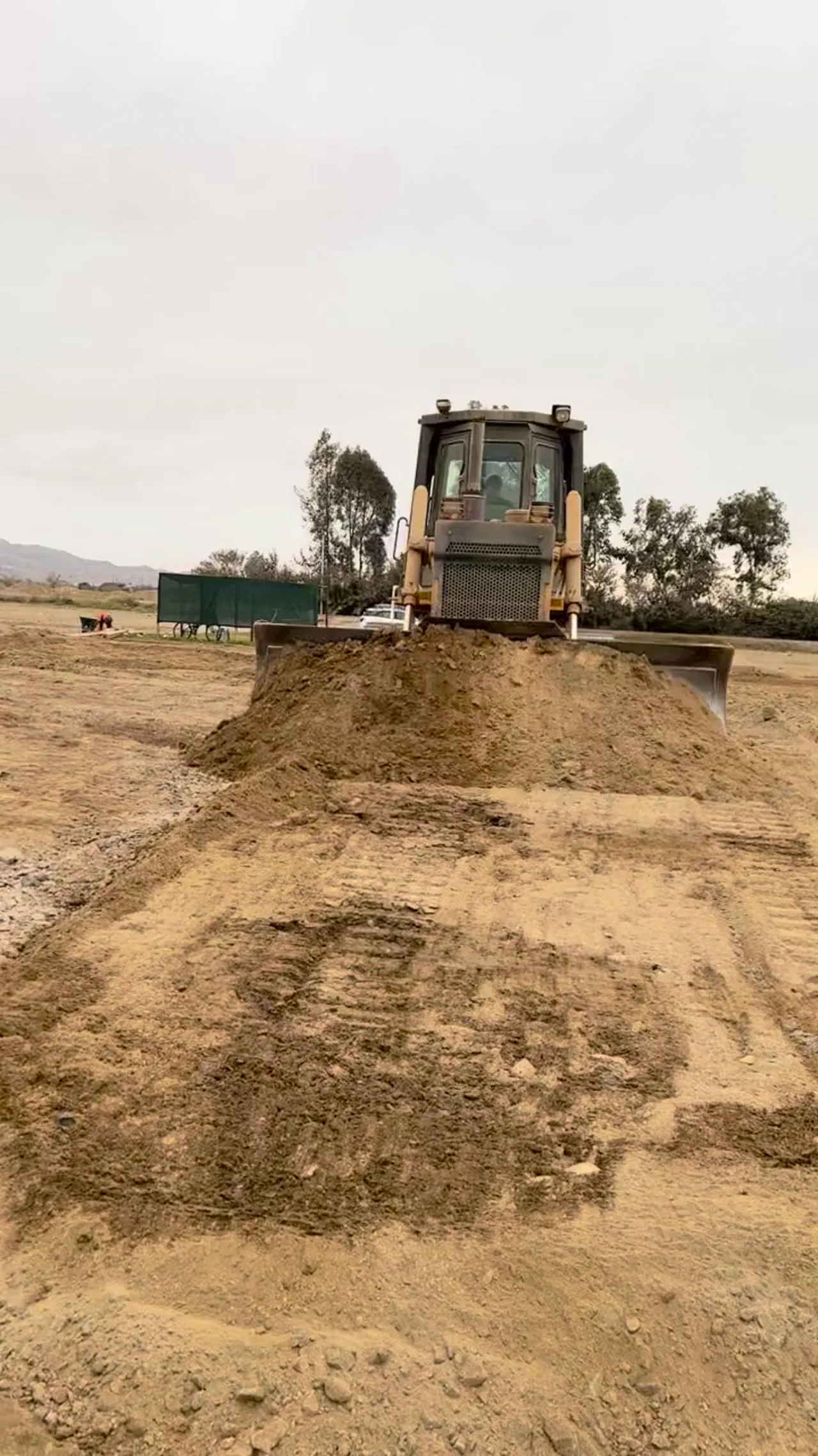 Movimiento de tierras en el terreno de El Lucero de Chincha sobre la Carretera Huancavelica